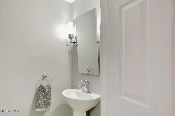 $2,200 | 326 West Granada Road, Phoenix, AZ 85003