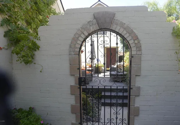 $2,200 | 326 West Granada Road, Phoenix, AZ 85003