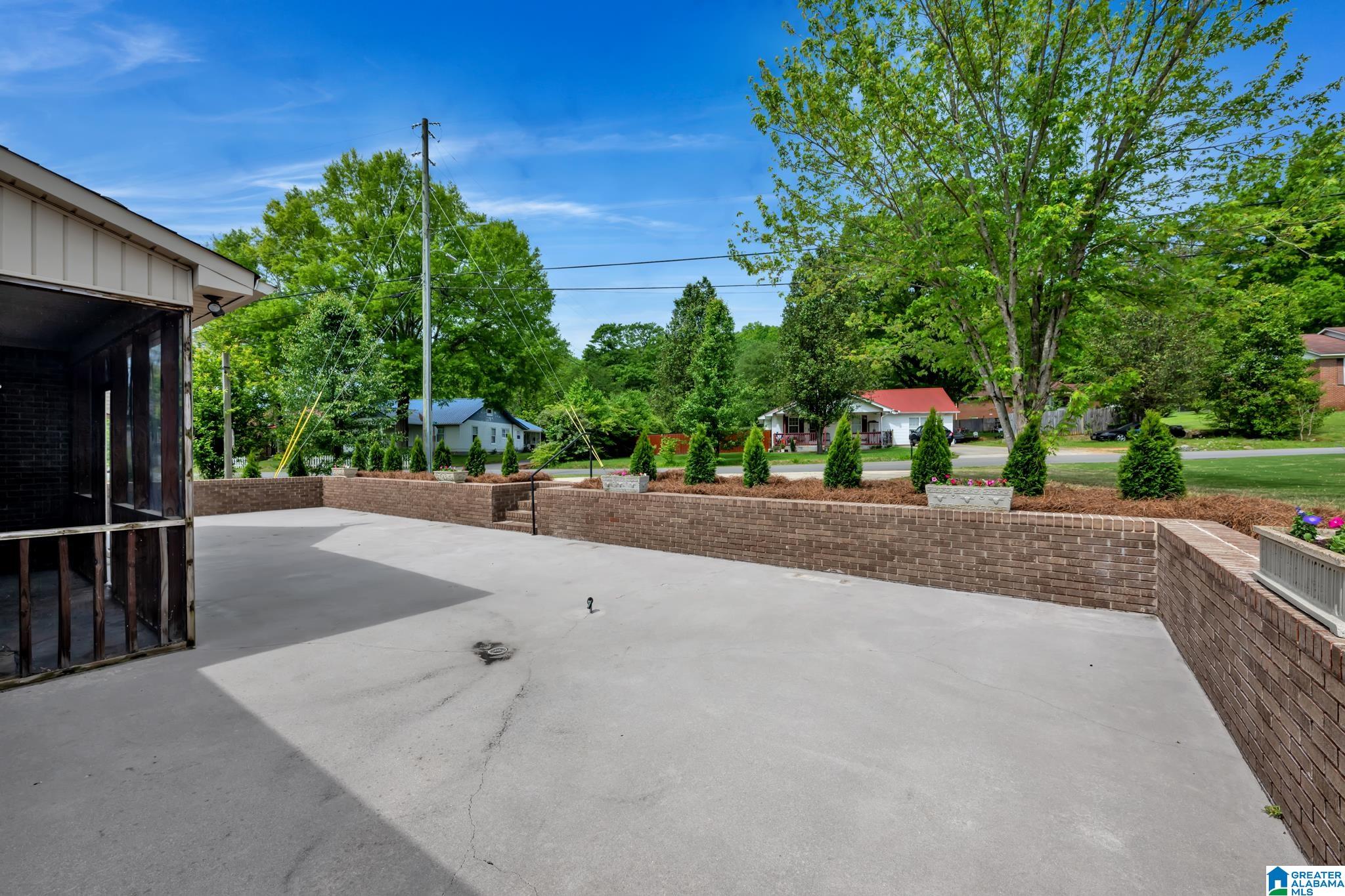 900 Park Avenue Oneonta, AL 35121 - Photo 2 of 31
