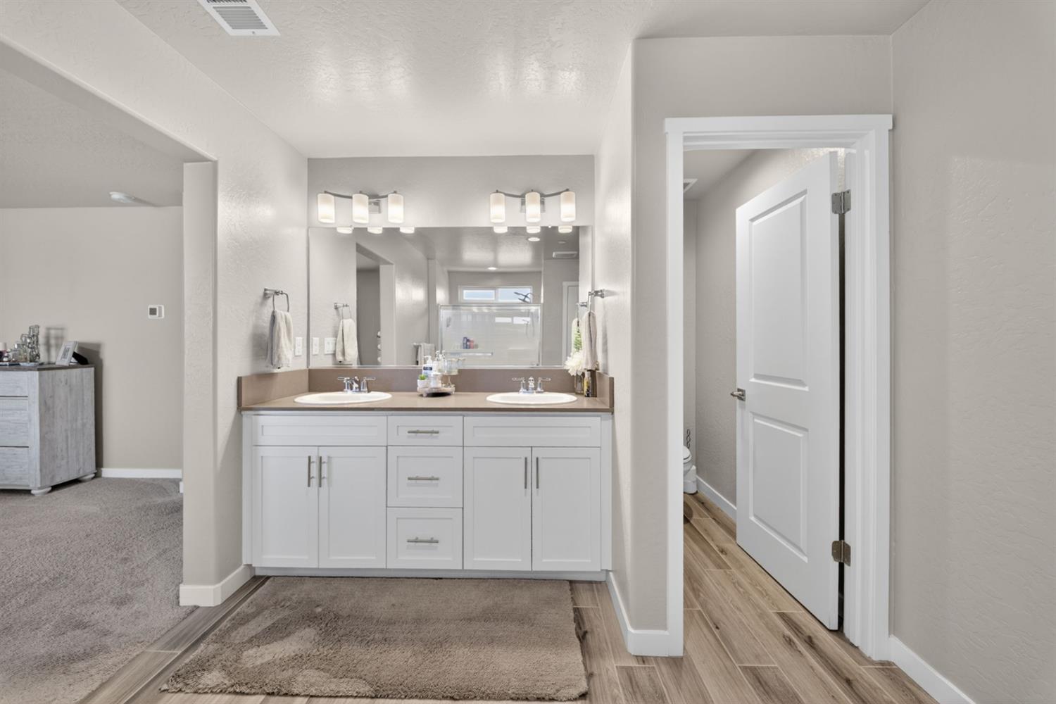 4219 North Reed Avenue Fresno, CA 93723 - Photo 25 of 38 Primary Bathroom