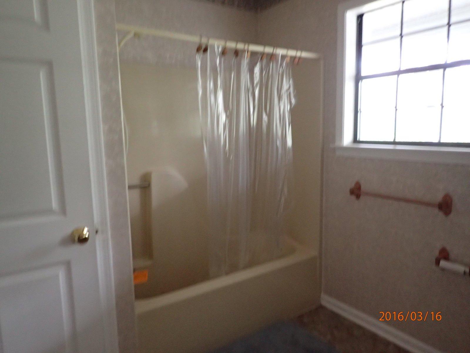 5864 Ward''s Ranch Road Crestview, FL 32536 - Photo 10 of 16 a bathroom with a bathtub
