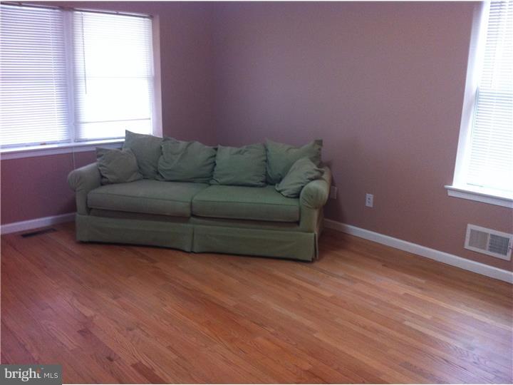 414 Holly Road Yeadon, PA 19050 - Photo 3 of 23