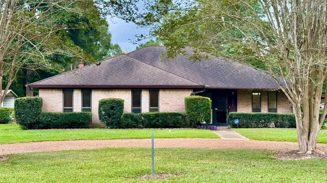 a view of a house with a yard and plants