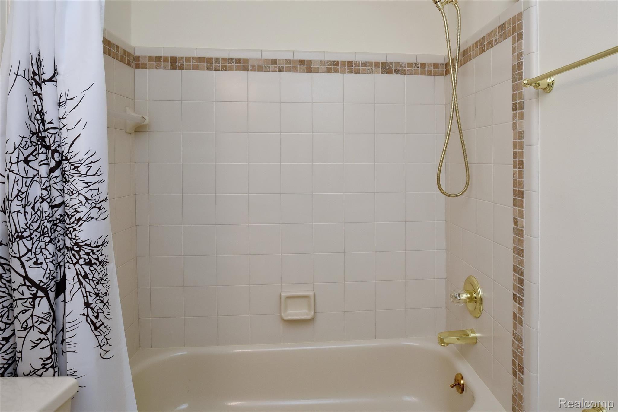 2672 Crooks Road, Unit 4 Royal Oak, MI 48073 - Photo 24 of 25 Ensuite bath