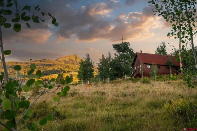 a view of a houses with a yard