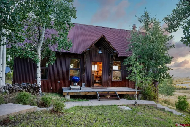 a view of a house with backyard and sitting area