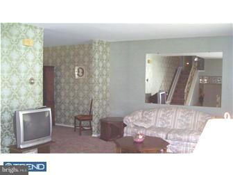 424 Mark Place Philadelphia, PA 19115 - Photo 3 of 9 Living Room