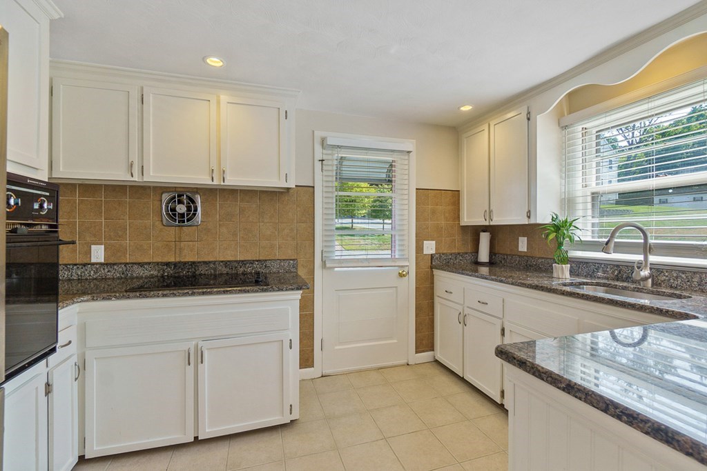 290 River Road Tewksbury, MA 01876 - Photo 4 of 40 Gallery Image 4