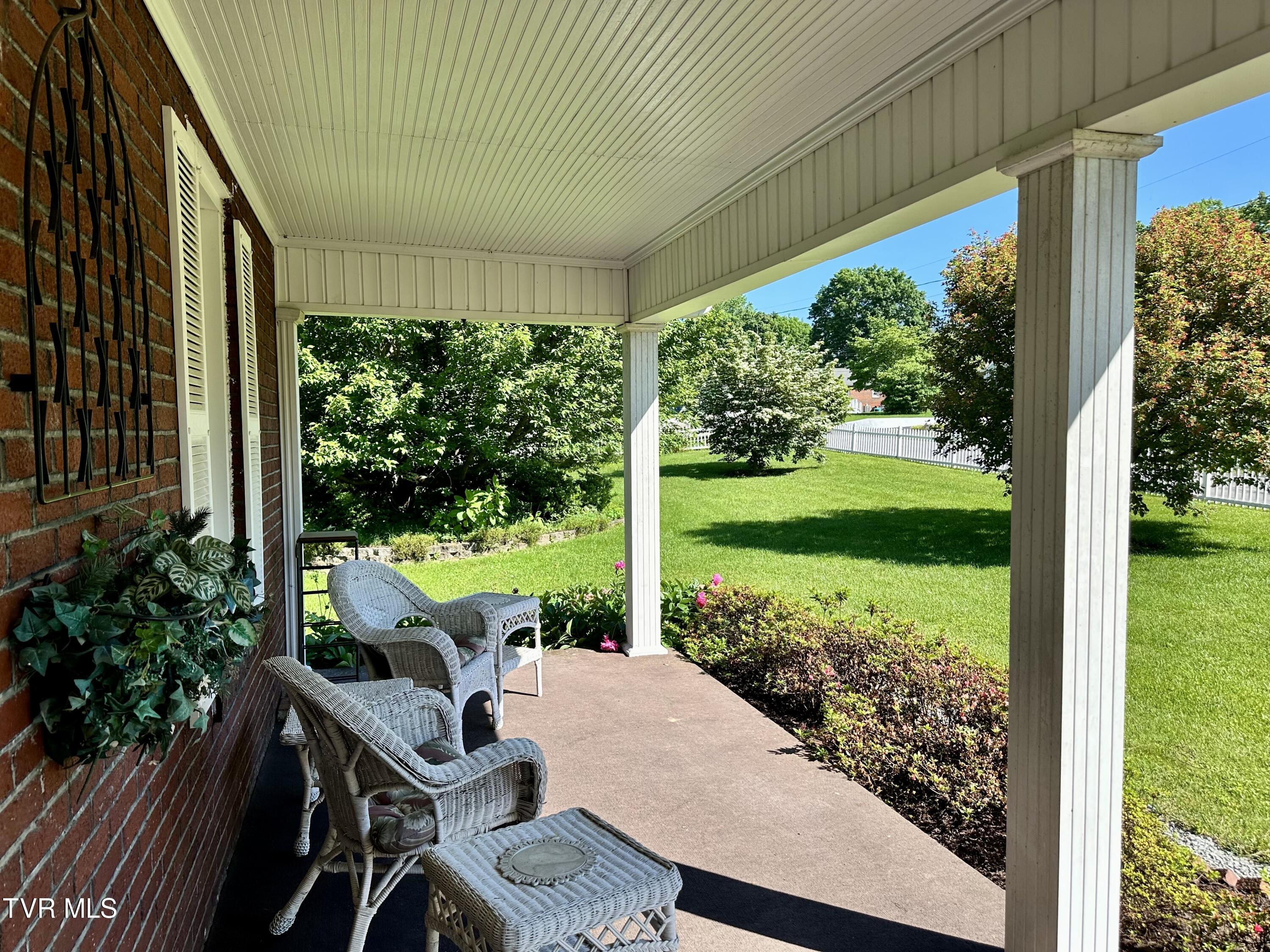 1220 Columbia Road Bristol, TN 37620 - Photo 2 of 44 IMG_6020