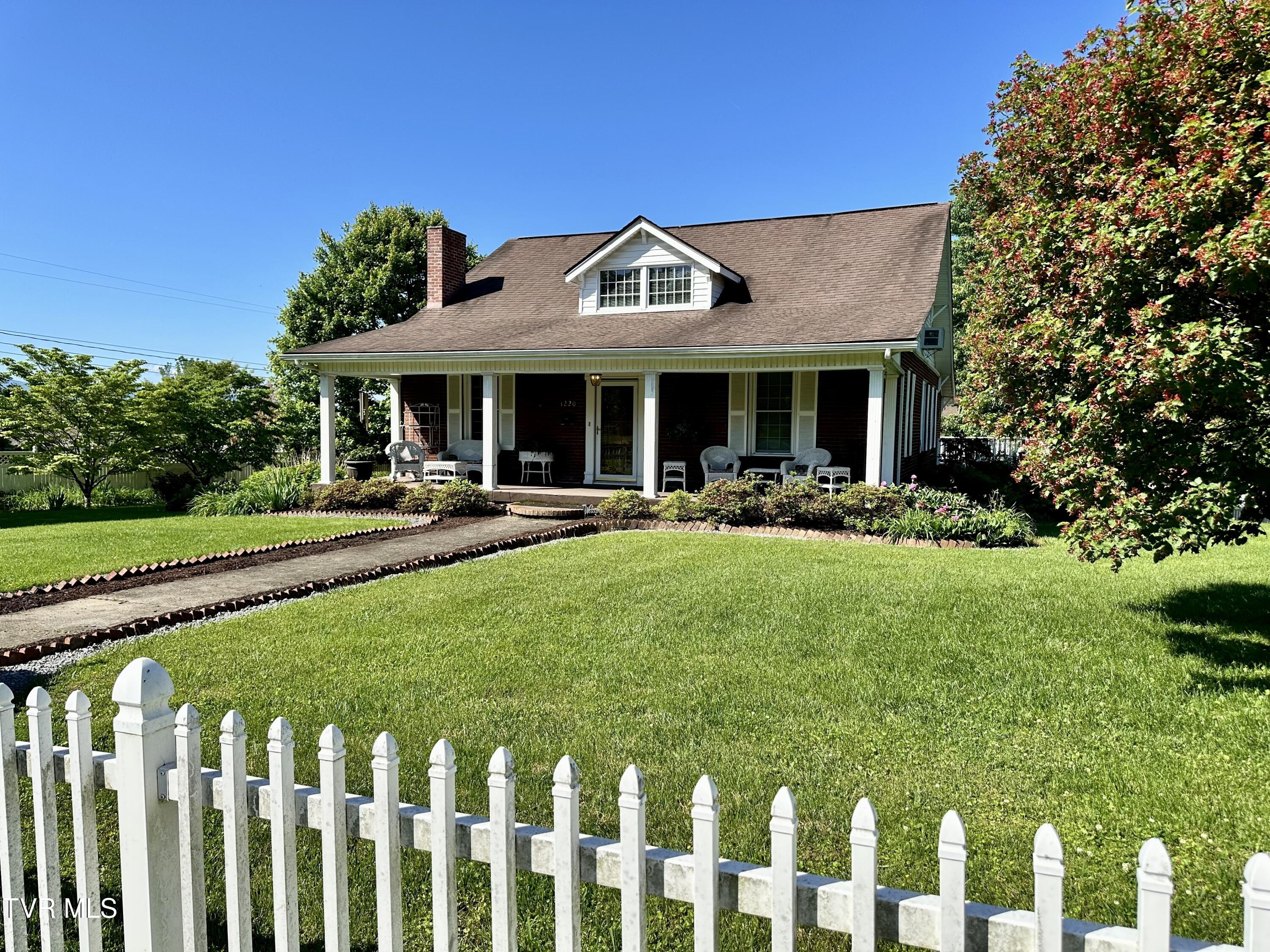 1220 Columbia Road Bristol, TN 37620 - Photo 5 of 44 IMG_6023