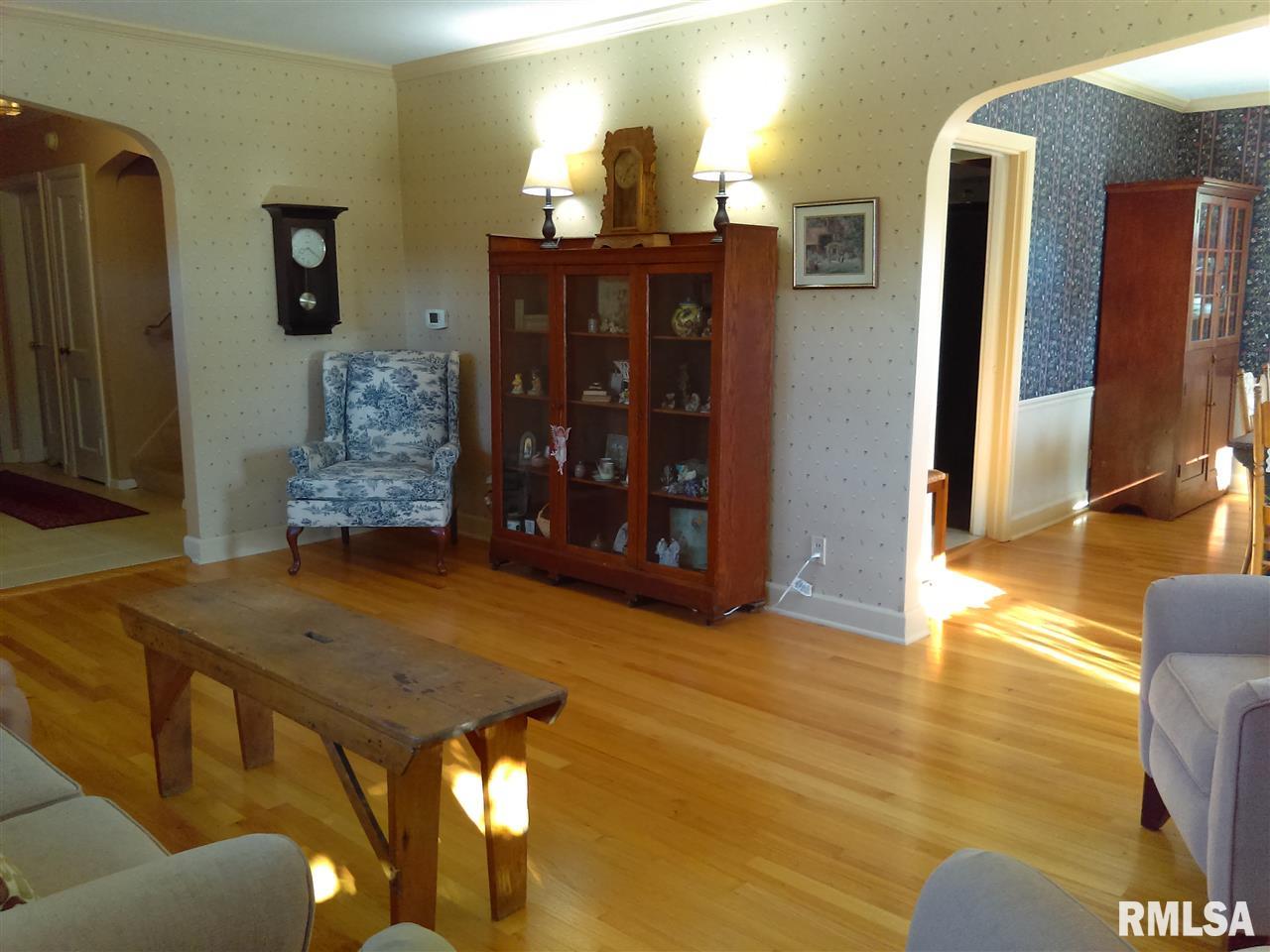 3322 Middle Road Davenport, IA 52803 - Photo 3 of 24 Gallery Image 3