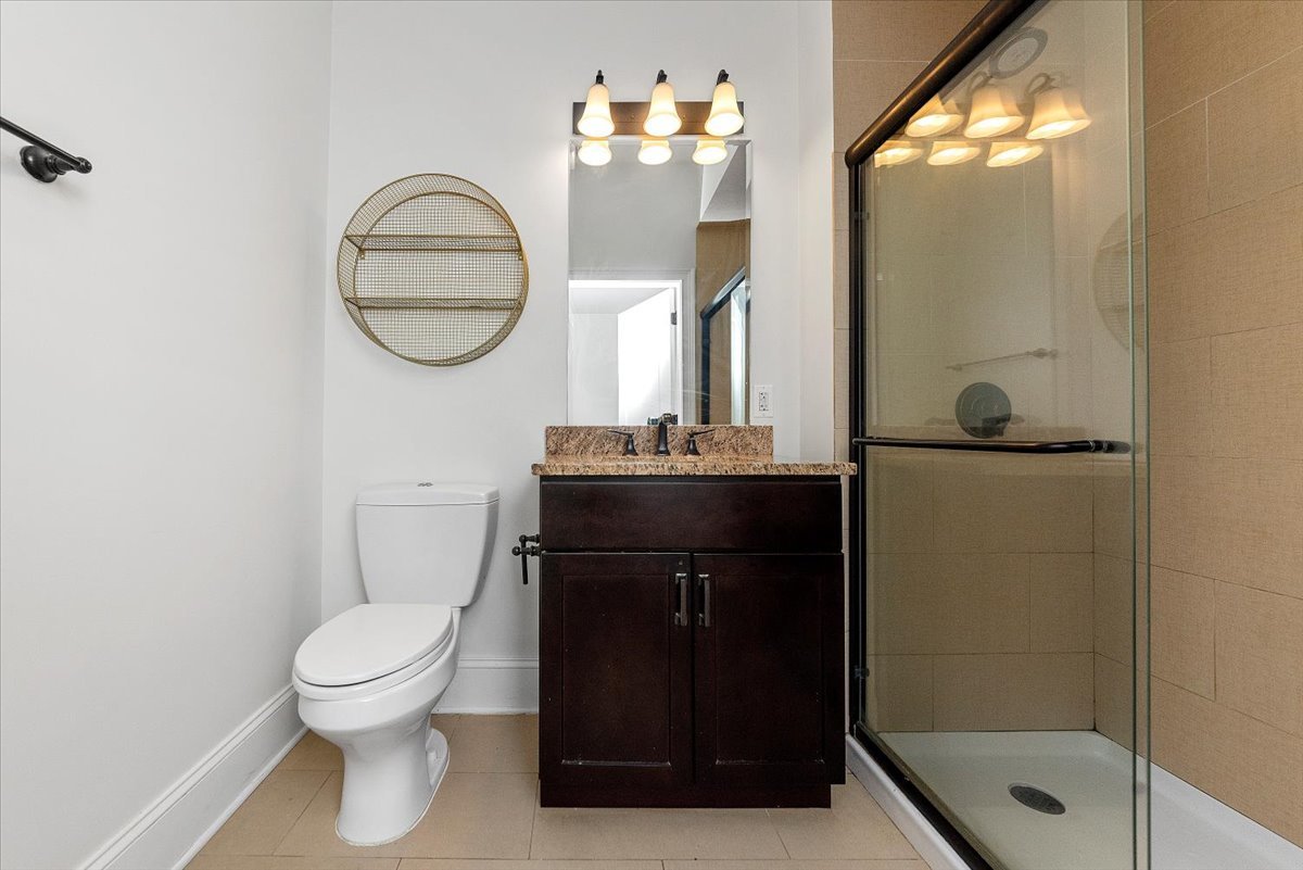 2500 Green Bay Road, Unit 403 Evanston, IL 60201 - Photo 8 of 16 a bathroom with a toilet a sink and mirror