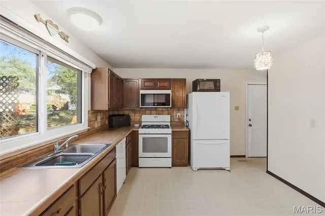 $260,000 | 215 Birchleaf Drive, St. Peters, MO 63376