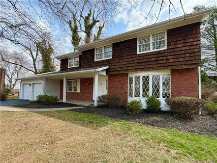 $300,000 | 3206 Brunton Drive, Glenshaw, PA 15116