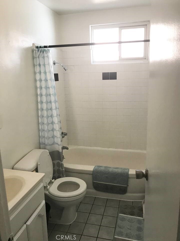128 West 9th Street, Unit 3 Long Beach, CA 90813 - Photo 5 of 7 a bathroom with a toilet a sink and a bathtub