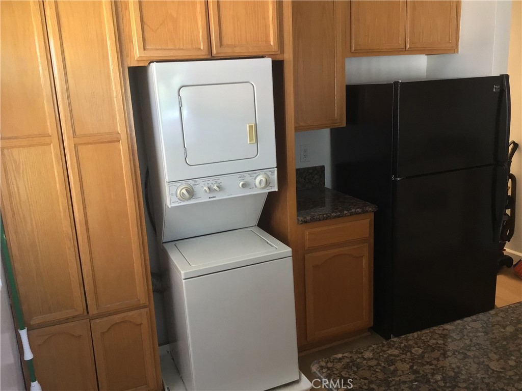 128 West 9th Street, Unit 3 Long Beach, CA 90813 - Photo 7 of 7 a utility room with dryer and washer