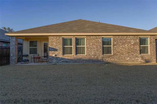 a front view of house with yard