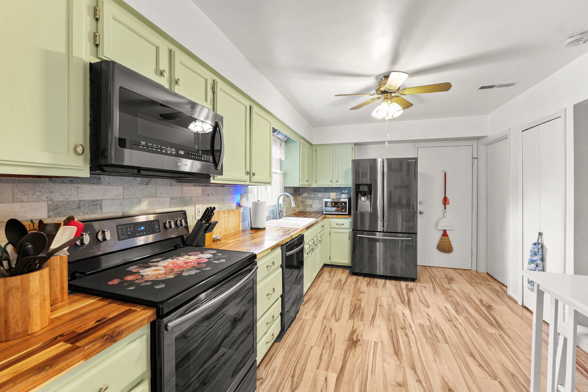8871 Butternut Street Manassas, VA 20110 - Photo 8 of 29 Updated kitchen with gorgeous LVP flooring.