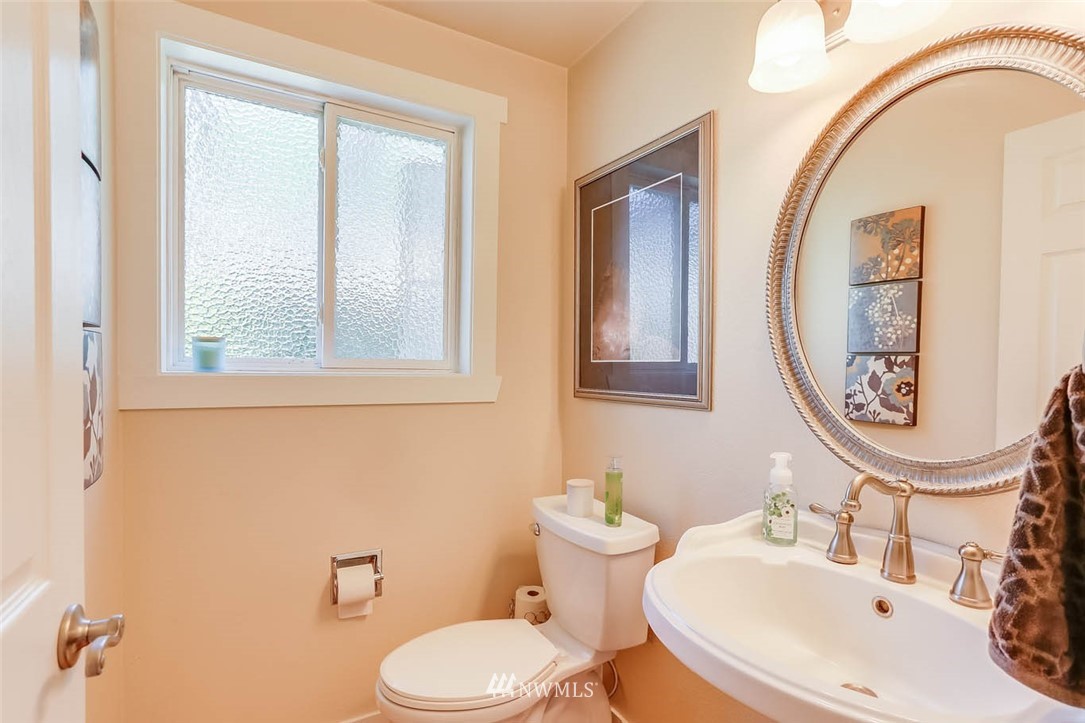 3522 Northeast 10th Place Renton, WA 98056 - Photo 14 of 34 a bathroom with a toilet a sink and a mirror