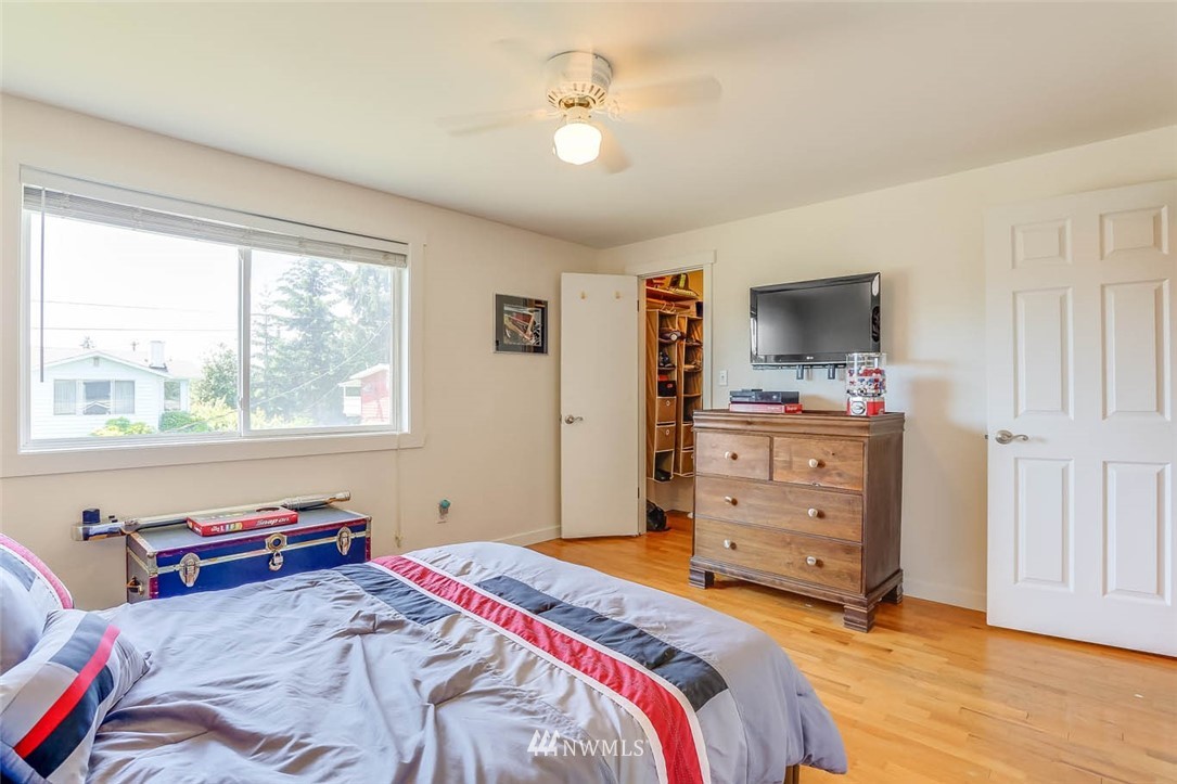 3522 Northeast 10th Place Renton, WA 98056 - Photo 21 of 34 a bedroom with a bed and a tv on the dresser