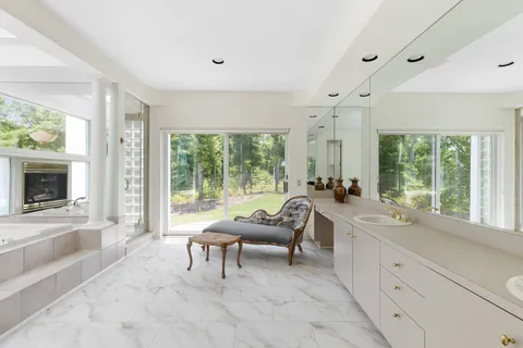 $5,295,000 | 147 Old Northwest Road, East Hampton, NY 11937