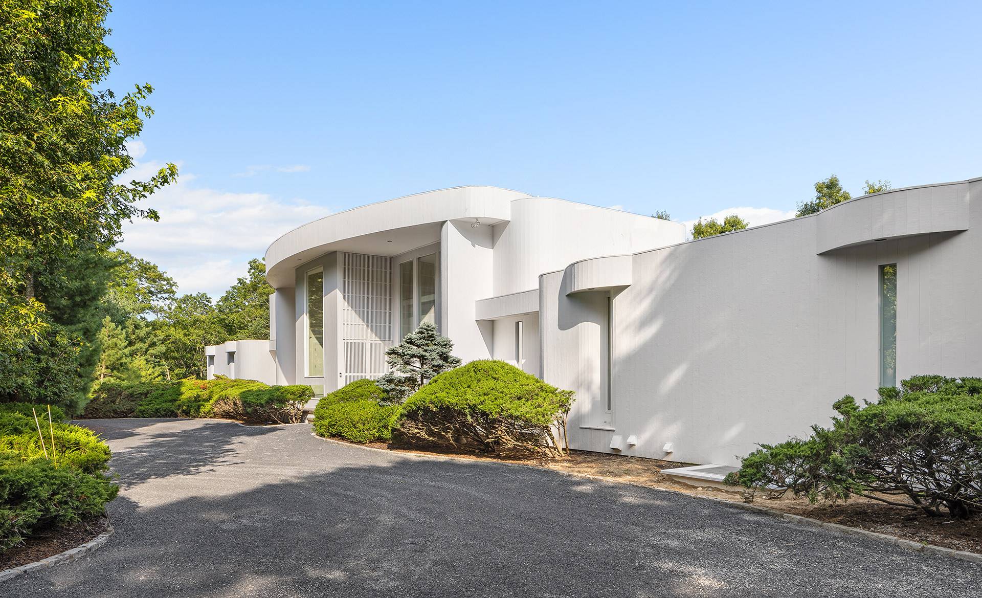 147 Old Northwest Road East Hampton, NY 11937 - Photo 3 of 33 a front view of a house with a yard and garage