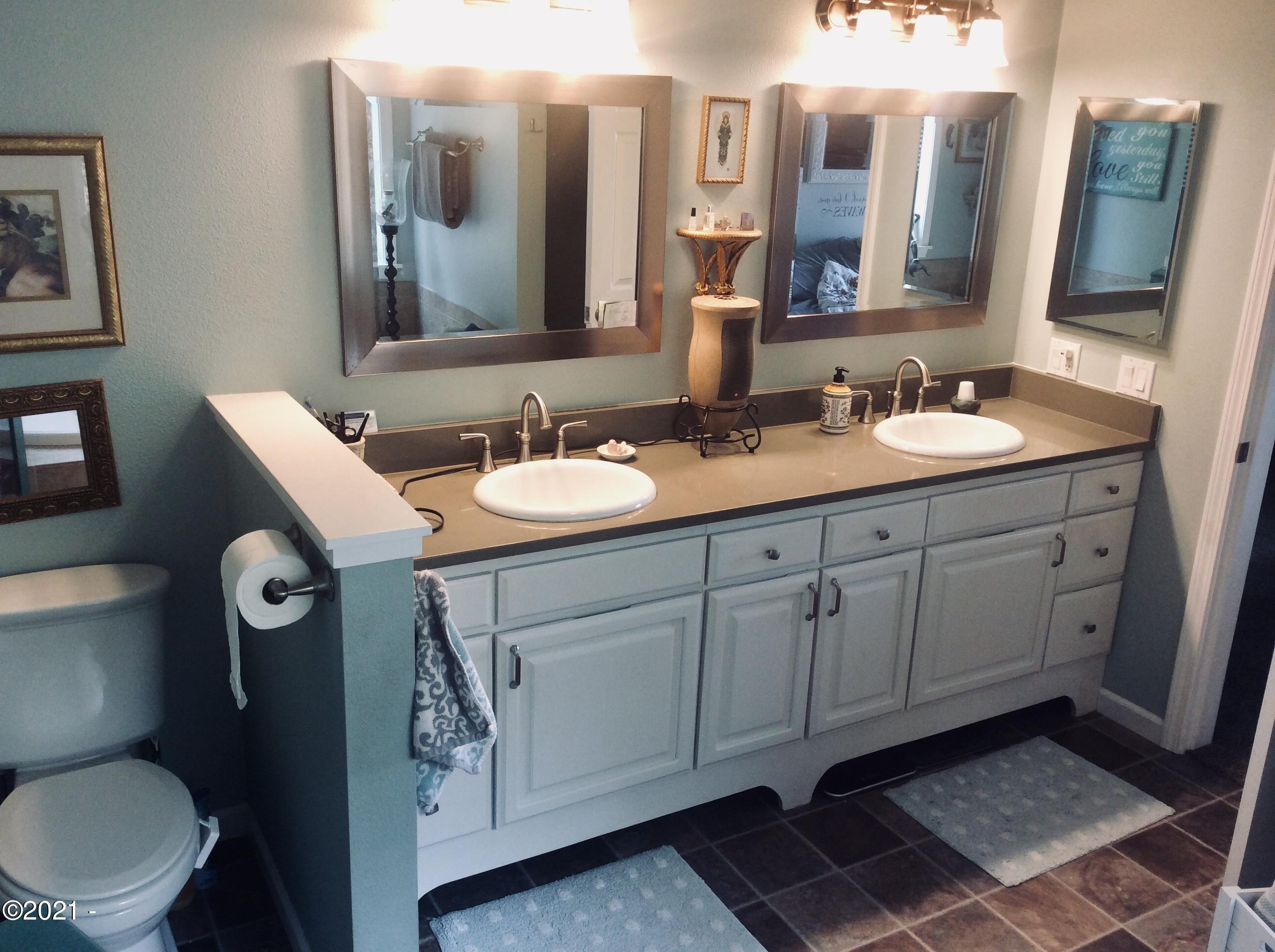 3065 Yaquina Bay Road Newport, OR 97365 - Photo 25 of 32 Master Bath