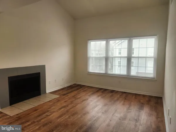 $2,050 | 18512 Boysenberry Drive, Unit 129, Gaithersburg, MD 20886