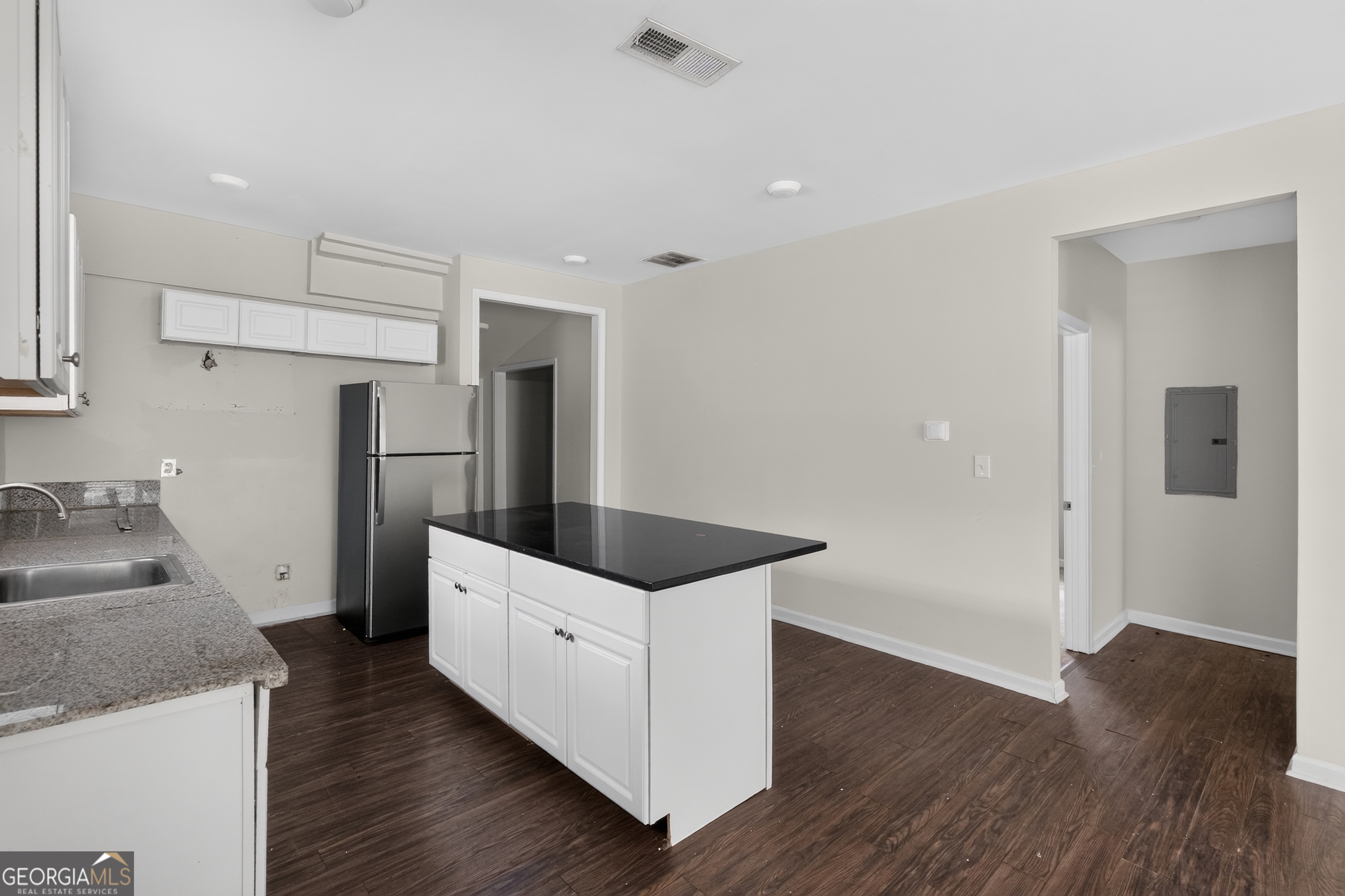 1596 Jonesboro Road Southeast Atlanta, GA 30315 - Photo 6 of 23 Gallery Image 6