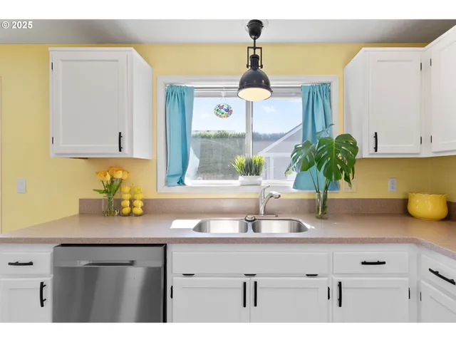 $535,000 | 387 Southeast 7th Avenue, Canby, OR 97013