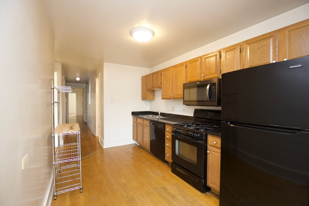 6717 North Sheridan Road, Unit 3S Chicago, IL 60626 - Photo 3 of 20 a kitchen with stainless steel appliances granite countertop a refrigerator a stove and a sink