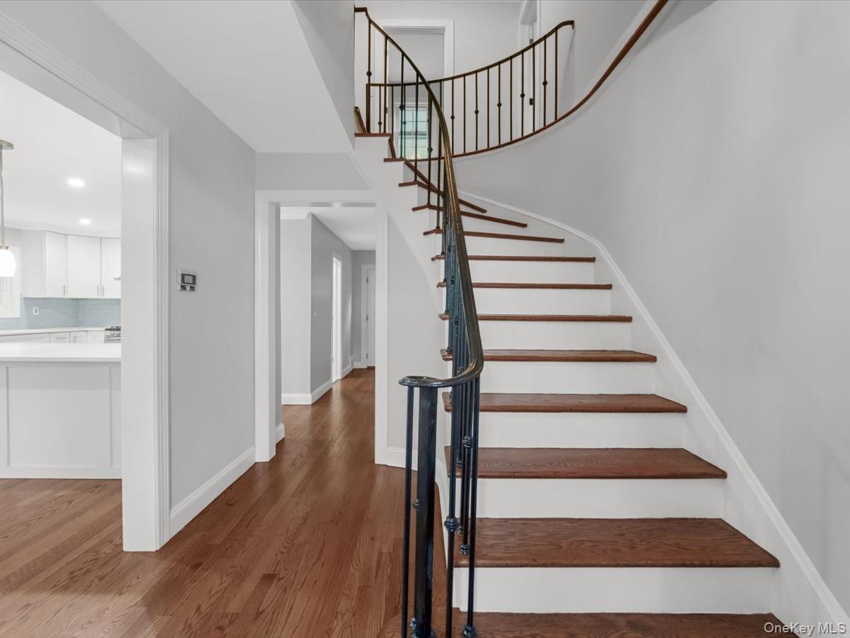 17 Pinewood Road Manhasset, NY 11030 - Photo 4 of 45