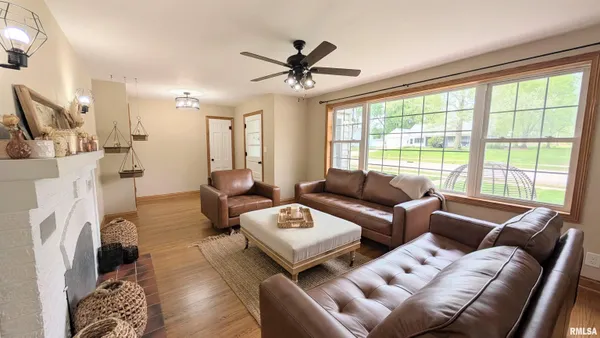$279,900 | 804 Hilldale Avenue, Washington, IL 61571