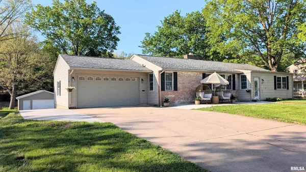 $279,900 | 804 Hilldale Avenue, Washington, IL 61571