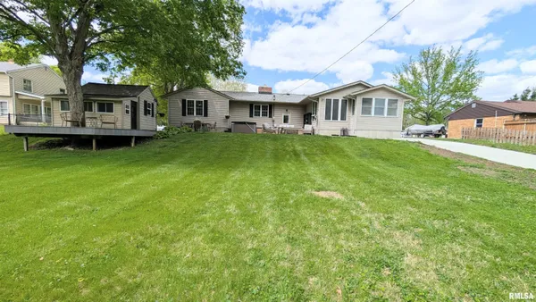 $279,900 | 804 Hilldale Avenue, Washington, IL 61571