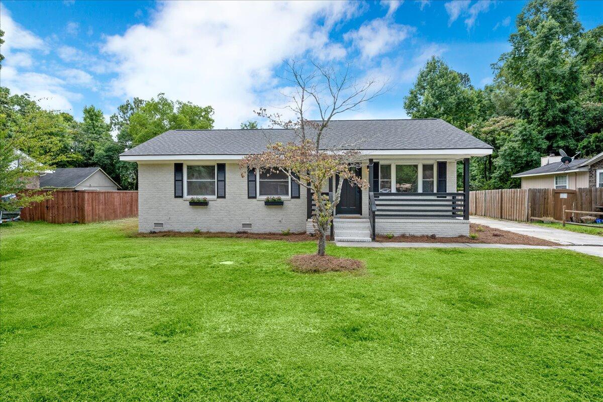 186 Monitor Circle Moncks Corner, SC 29461 - Photo 2 of 19 01-Sara Barclay Photography LLC-15