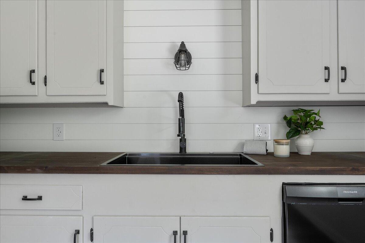 186 Monitor Circle Moncks Corner, SC 29461 - Photo 8 of 19 09-Sara Barclay Photography LLC-13