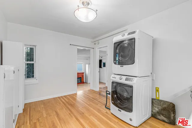 a view of a livingroom with washer and dryer