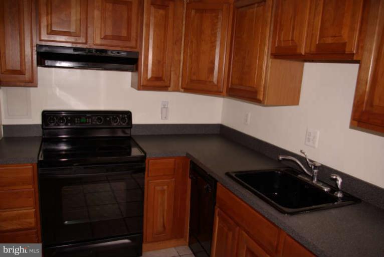 401 E Street Northeast Washington, DC 20002 - Photo 12 of 30 Upstairs unit kitchen w cherry cabinets