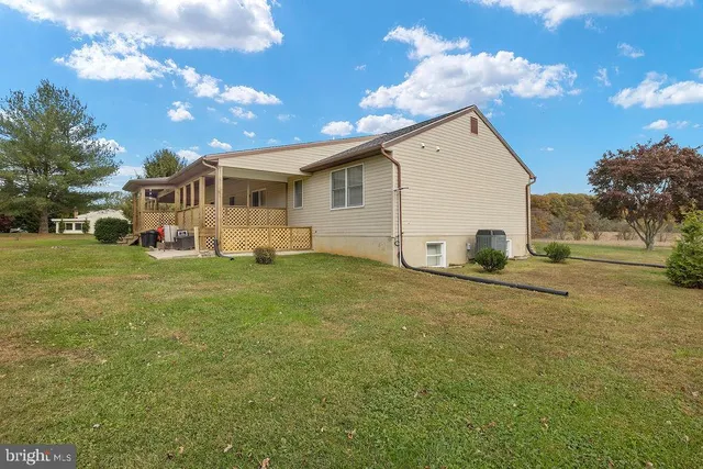a view of a house with backyard and garden