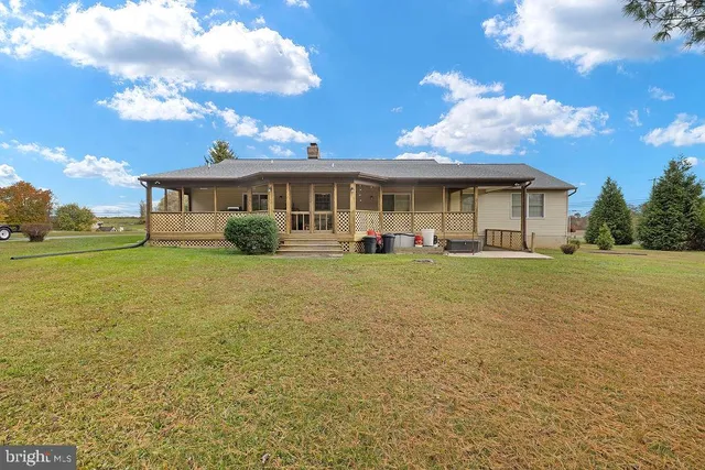 a view of a house with backyard and porch