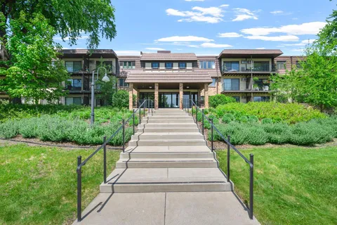 $330,000 | 205 Barry Avenue South, Unit 117, Wayzata, MN 55391