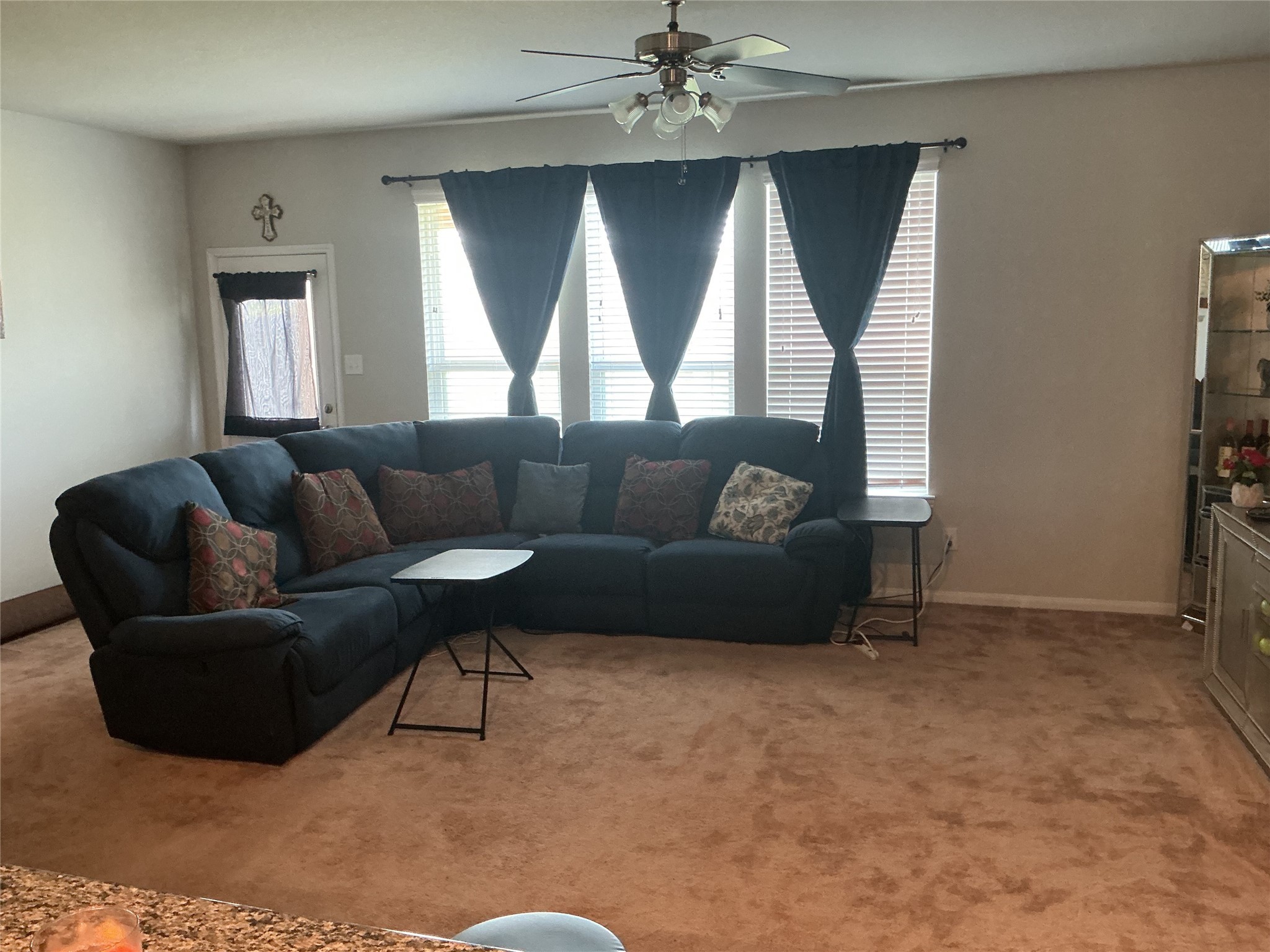 15318 Laceleaf Trail Houston, TX 77044 - Photo 4 of 12 a living room with furniture and a chandelier