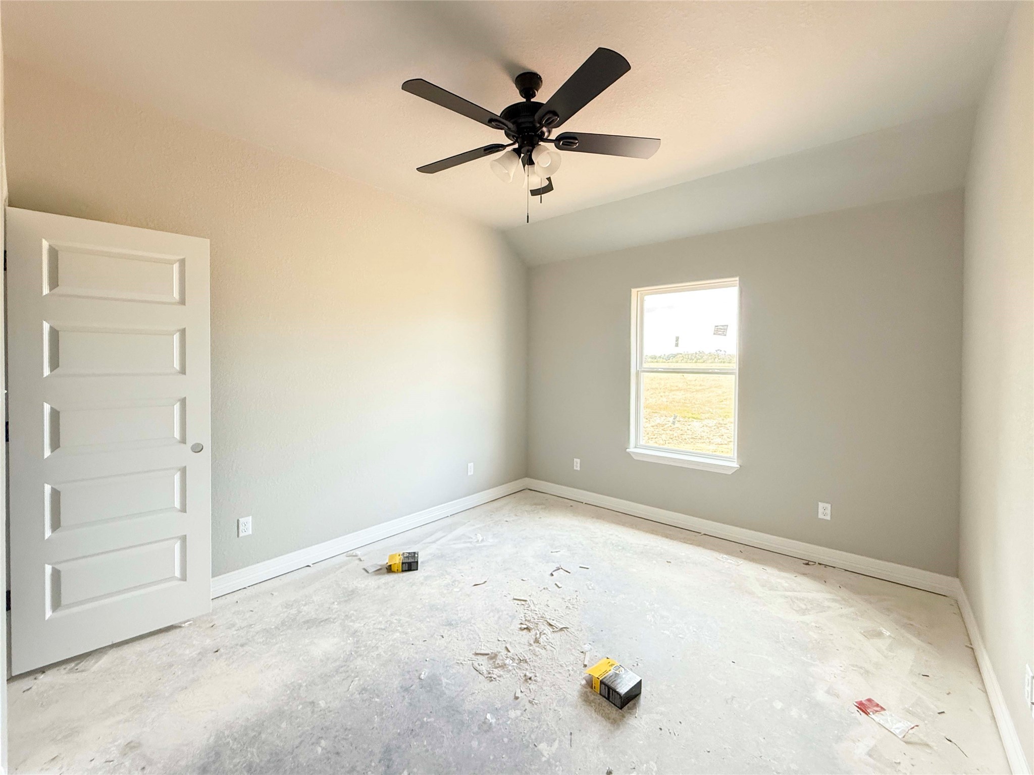 537 Chuckwagon Trail Angleton, TX 77515 - Photo 13 of 19 an empty room with window and ceiling fan