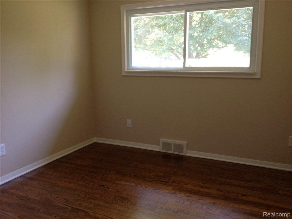 475 Nesbit Lane Rochester, MI 48309 - Photo 10 of 21 Bedroom 2
