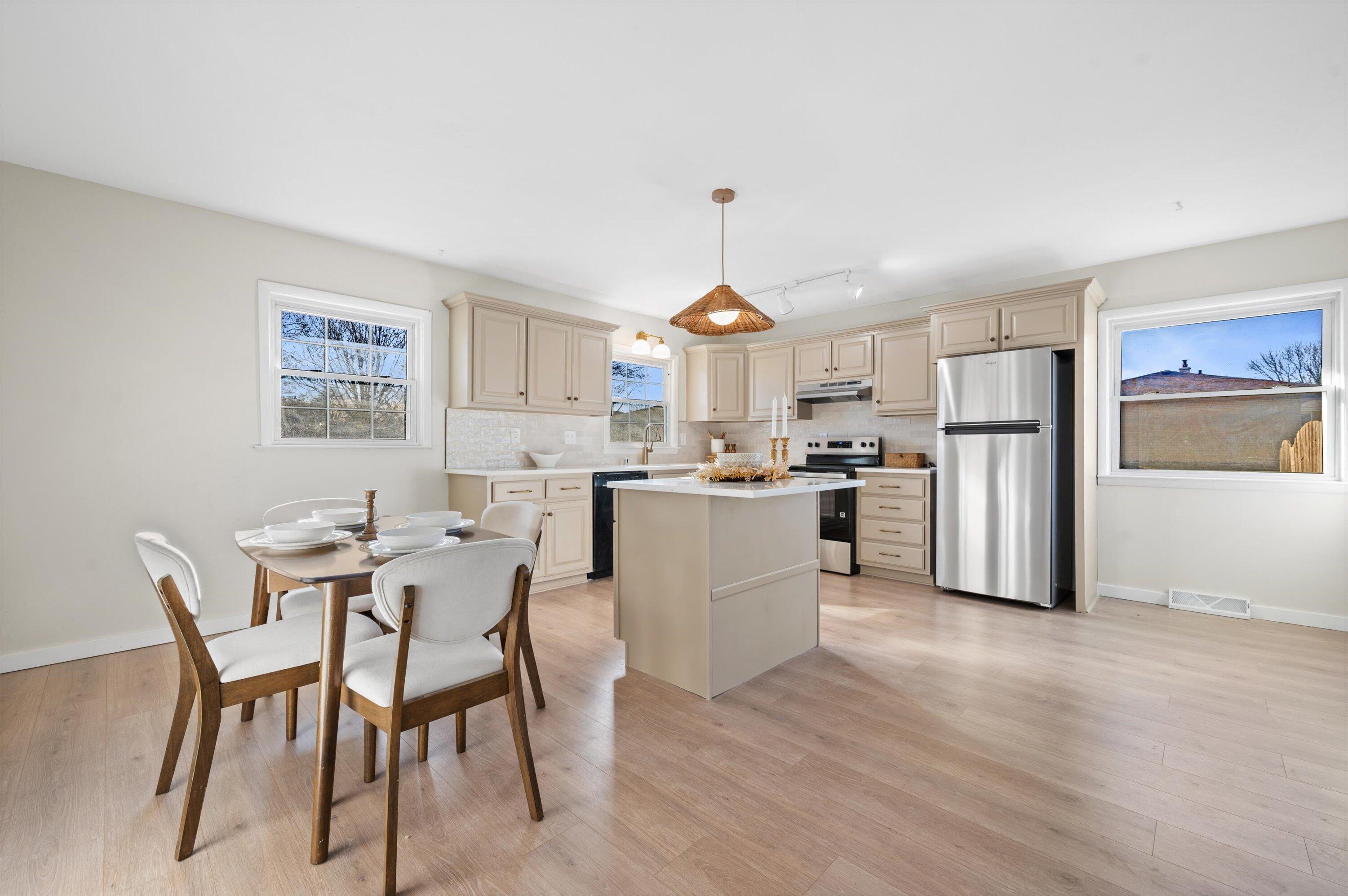 8530 West Holt Avenue Milwaukee, WI 53227 - Photo 2 of 24 11-DSC6988