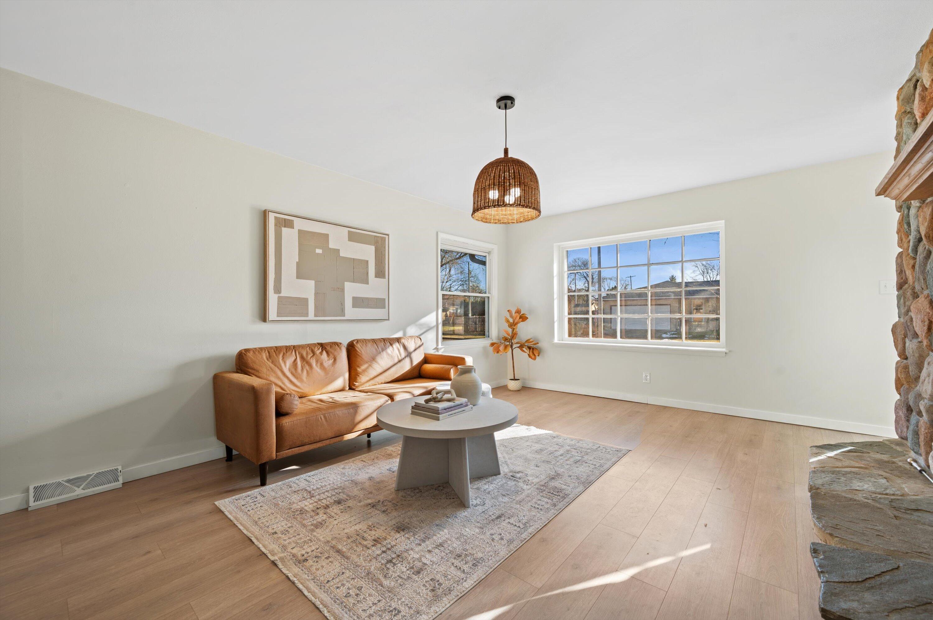 8530 West Holt Avenue Milwaukee, WI 53227 - Photo 3 of 24 07-DSC6967