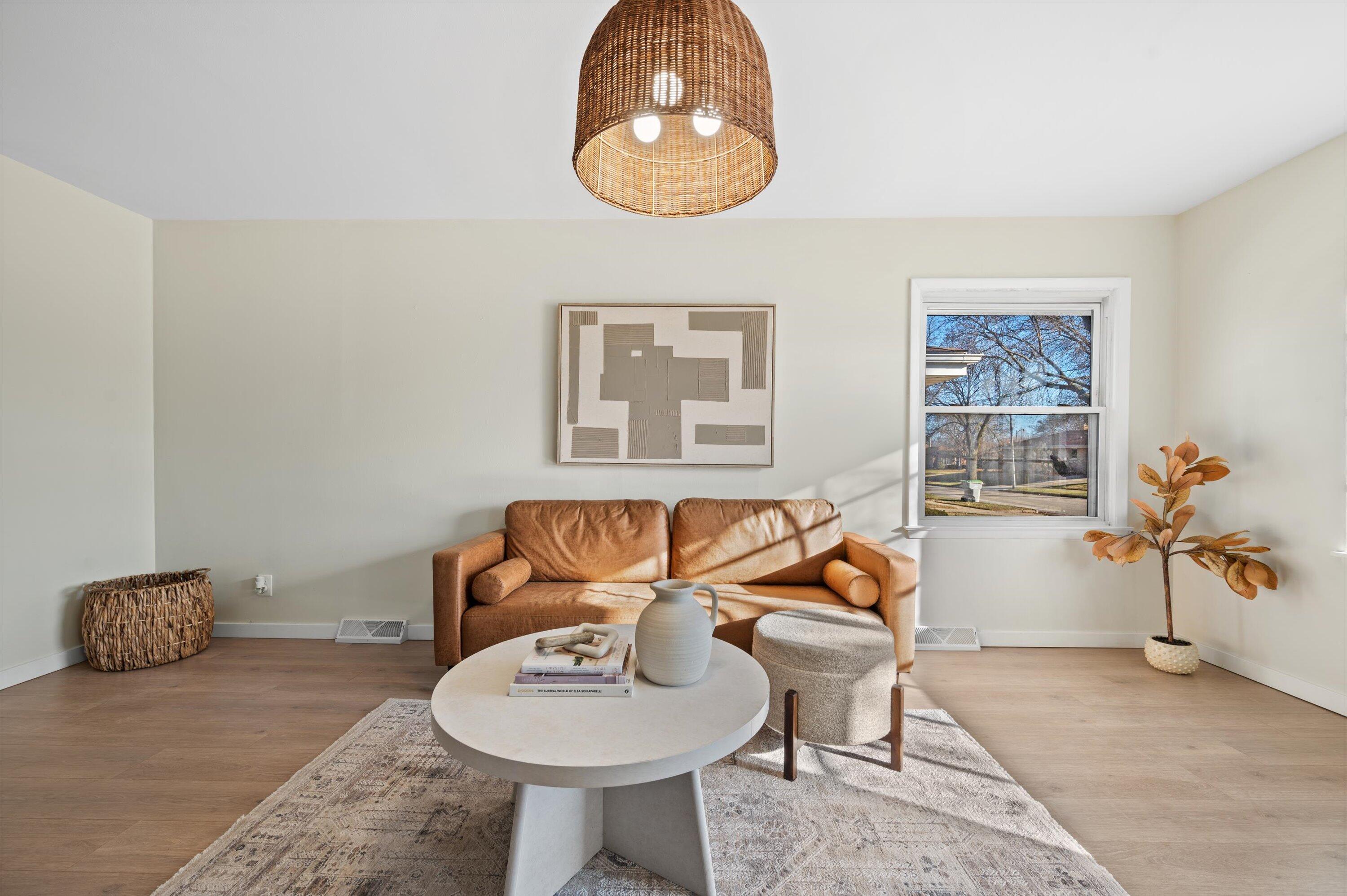 8530 West Holt Avenue Milwaukee, WI 53227 - Photo 4 of 24 08-DSC6973