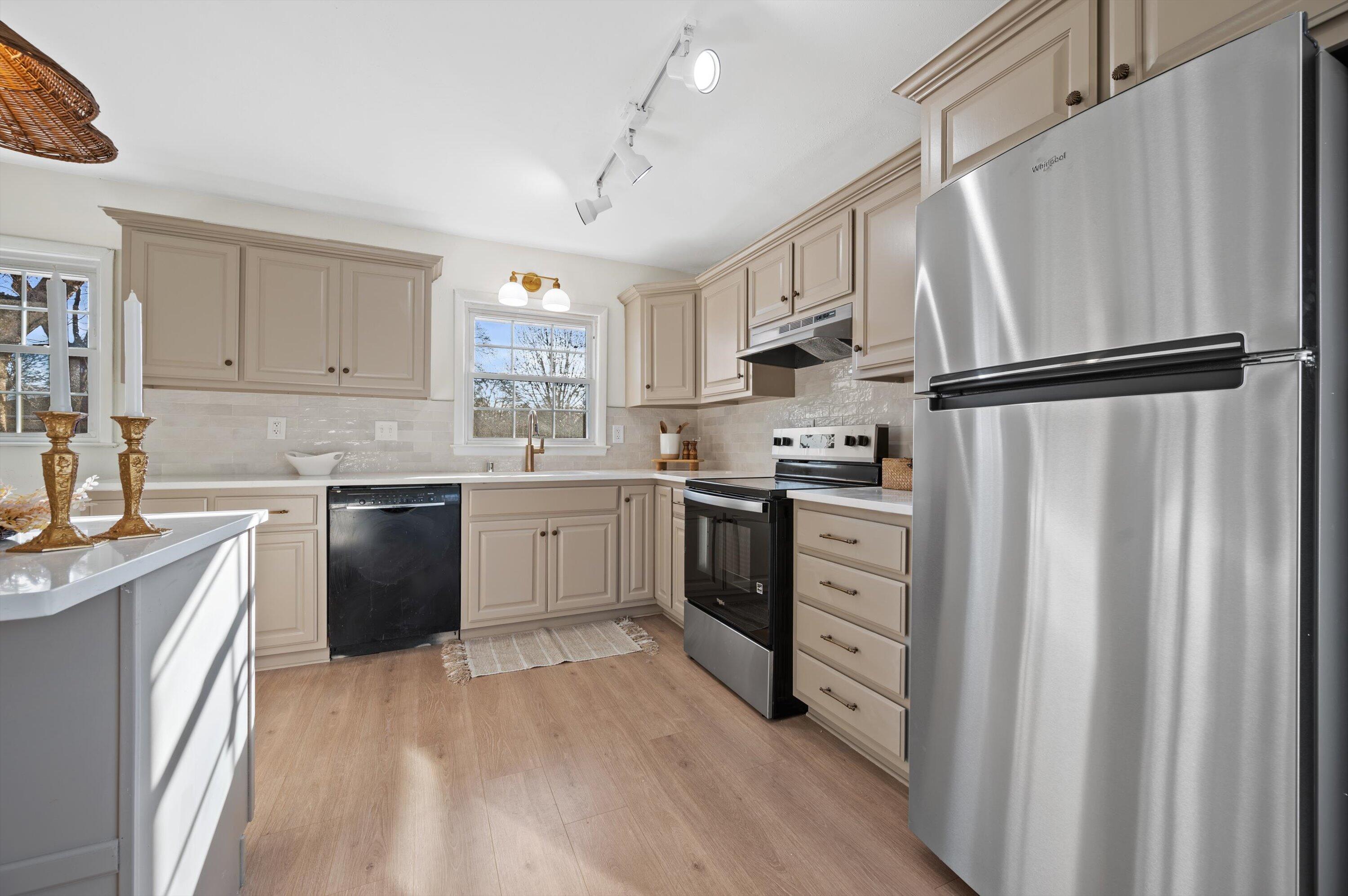 8530 West Holt Avenue Milwaukee, WI 53227 - Photo 6 of 24 12-DSC6994