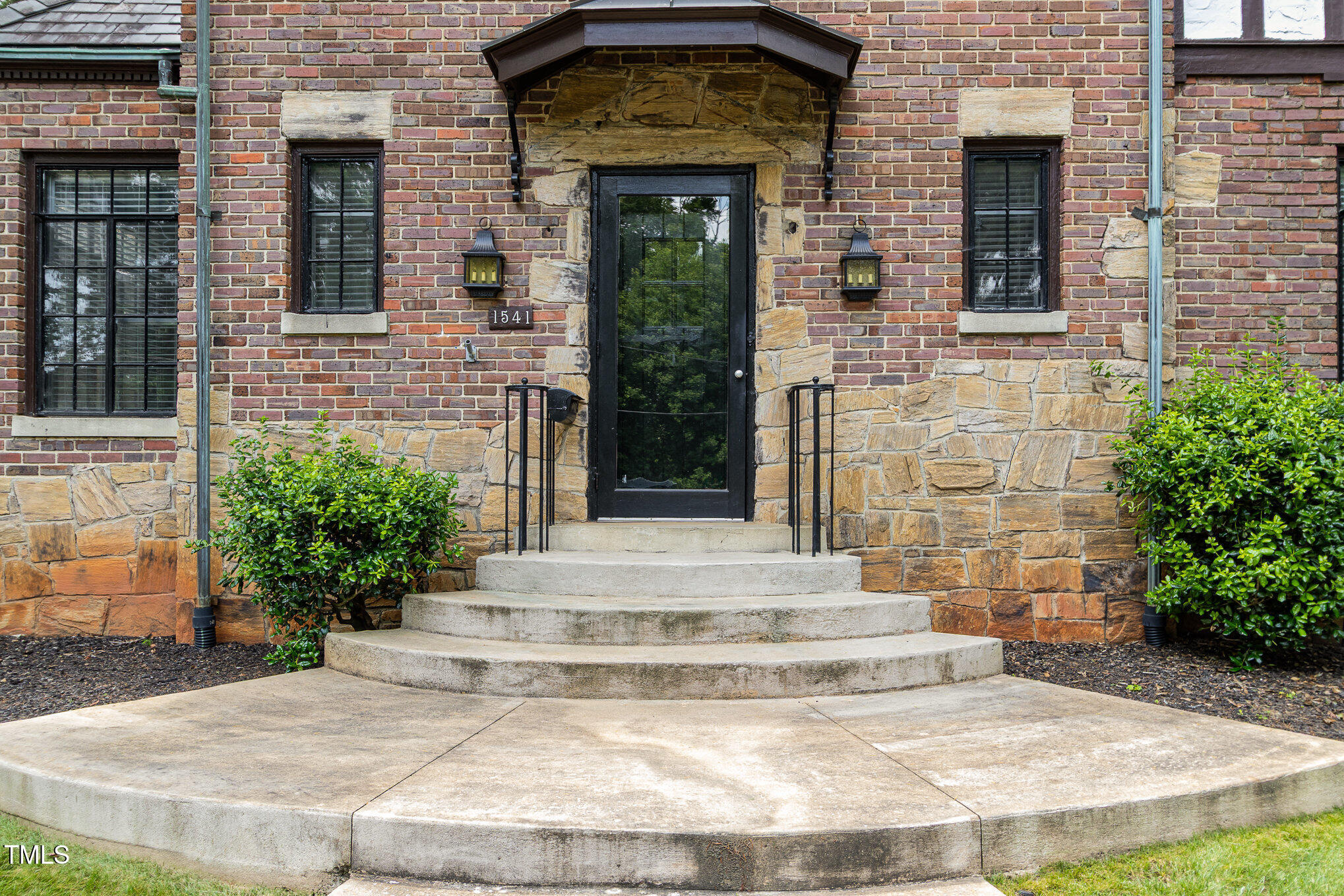 1541 Caswell Street Raleigh, NC 27608 - Photo 3 of 27 img_5371-edit_453